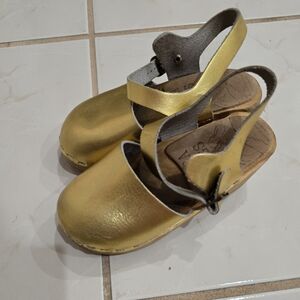 Tessa Clogs Made In Denver Gold Wooded Leather Clogs Size 9 27